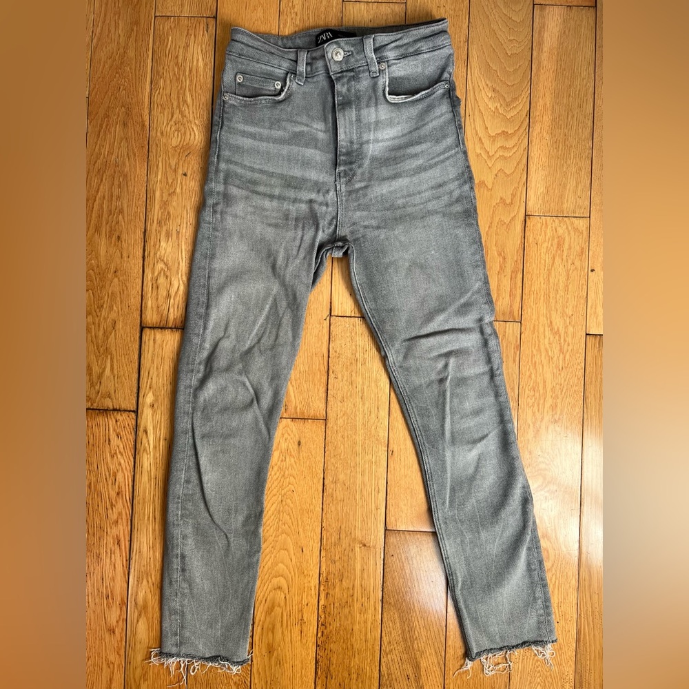 Zara high rise gray skinny jeans with raw and ripped edges, size 4